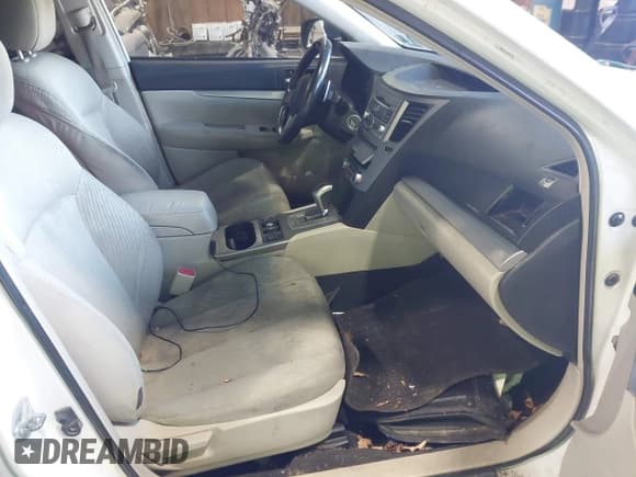 ✅ 2011 Subaru Outback Premium • VIN: 4S4BRBCCXB3360860 • Lot: 43552767. Wystawiony na IAAI z przebiegiem 246 074 mil. Bezpłatny archiwum sprzedaży aukcyjnych z USA i szczegółowy raport historii pojazdu na DreamBid. Zdjęcie 5.