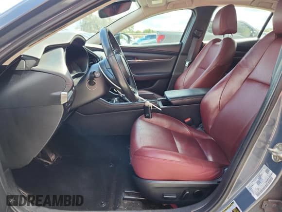 ✅ 2023 Mazda 3 S Preferred • VIN: 3MZBPACM6PM371760 • Lot: 84374645. Wystawiony na Copart z przebiegiem 164 841 mil. Bezpłatny archiwum sprzedaży aukcyjnych z USA i szczegółowy raport historii pojazdu na DreamBid. Zdjęcie 7.