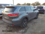 ✅ 2018 Toyota Highlander LE Plus • VIN: 5TDZZRFH1JS254295 • Lot: 43763432. Wystawiony na IAAI z przebiegiem 90 210 mil. Bezpłatny archiwum sprzedaży aukcyjnych z USA i szczegółowy raport historii pojazdu na DreamBid. Zdjęcie 4.