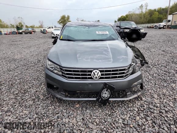 ✅ 2017 Volkswagen Passat S • VIN: 1VWAT7A38HC038239 • Lot: 86126035. Wystawiony na Copart z przebiegiem 178 689 mil. Bezpłatny archiwum sprzedaży aukcyjnych z USA i szczegółowy raport historii pojazdu na DreamBid. Zdjęcie 5.