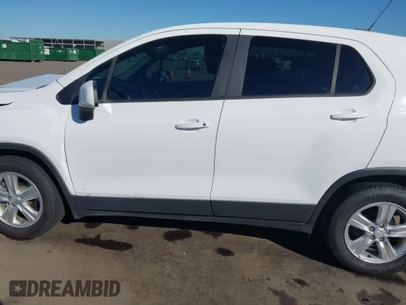 ✅ 2020 Chevrolet Trax LS • VIN: 3GNCJKSBXLL183393 • Lot: 43628511. Wystawiony na IAAI z przebiegiem 133 535 mil. Bezpłatny archiwum sprzedaży aukcyjnych z USA i szczegółowy raport historii pojazdu na DreamBid. Zdjęcie 14.