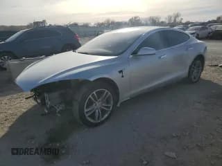 ✅ 2013 Tesla Model S • VIN: 5YJSA1CG9DFP23079 • Lot: 92110055. Wystawiony na Copart z przebiegiem 123 445 mil. Bezpłatny archiwum sprzedaży aukcyjnych z USA i szczegółowy raport historii pojazdu na DreamBid. Zdjęcie 1.