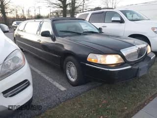 ✅ 2001 Lincoln Town Car Executive • VIN: 1L1FM81W21Y712820 • Lot: 43862323. Listed on IAAI with 64,502 mi. Free auction sales archive from the USA and detailed vehicle history report at DreamBid. Image 1.