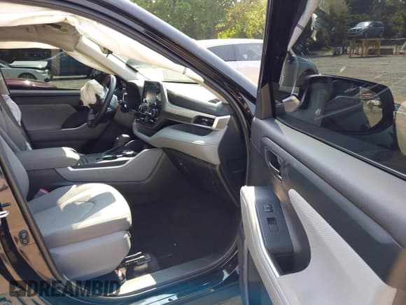 ✅ 2022 Toyota Highlander LE • VIN: 5TDZZRAH8NS556485 • Лот: 42414982. Опубликован ранее на IAAI с пробегом 30 000 миль. Бесплатный доступ к архиву аукционных продаж из США и подробный отчёт об истории автомобиля на DreamBid. Изображение 5.