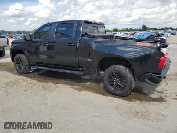✅ 2022 Chevrolet Silverado 1500 LT Trail Boss • VIN: 3GCUDFETXNG503890 • Lot: 55646935. Wystawiony na Copart z przebiegiem 32 407 mil. Bezpłatny archiwum sprzedaży aukcyjnych z USA i szczegółowy raport historii pojazdu na DreamBid. Zdjęcie 2.