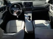 ✅ 2023 Hyundai Kona SE • VIN: KM8K23AG9PU183669 • Лот: 68343464. Опубликован ранее на Copart с пробегом 27 539 миль. Бесплатный доступ к архиву аукционных продаж из США и подробный отчёт об истории автомобиля на DreamBid. Изображение 8.