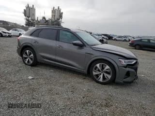 ✅ 2024 Audi Q8 e-tron Premium • VIN: WA14AAGE5RB035795 • Лот: 47882475. Опубликован ранее на Copart с пробегом 23 838 миль. Бесплатный доступ к архиву аукционных продаж из США и подробный отчёт об истории автомобиля на DreamBid. Изображение 4.