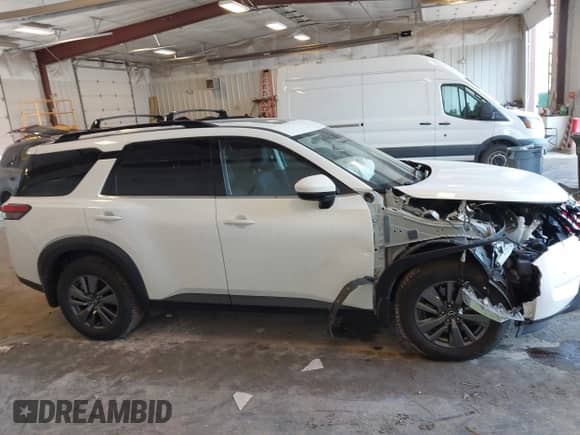 2022 Nissan Pathfinder SV z VIN 5N1DR3BD7NC234940, wystawiony jako IAAI lot #42806846 z przebiegiem 119 082 mil mil oraz . Historia ofert i sprzedaży dostępna na DreamBid. Obrazek 13.