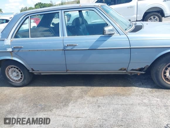 ✅ 1985 Mercedes-Benz 300 • VIN: WDBAB33C8FA204374 • Lot: 42656573. Listed on IAAI with 216,190 mi. Free auction sales archive from the USA and detailed vehicle history report at DreamBid. Image 13.
