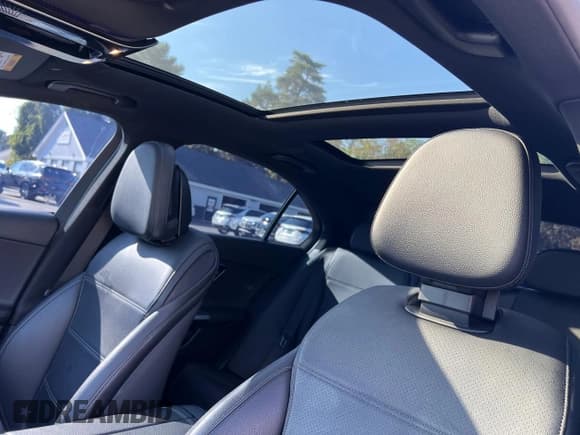 ✅ 2022 Mercedes-Benz C 300 • VIN: W1KAF4GB9NR041334 • Лот: 89700965. Опубликован ранее на Copart с пробегом 82 752 миль. Бесплатный доступ к архиву аукционных продаж из США и подробный отчёт об истории автомобиля на DreamBid. Изображение 9.