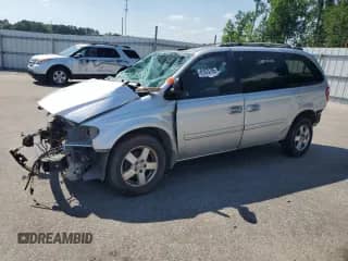 2005 Dodge Caravan SE z VIN 2D4GP24R35R105629, wystawiony jako Copart lot #61975795 z przebiegiem Nie podano mil oraz Szkoda całkowita • Salvage title. Historia ofert i sprzedaży dostępna na DreamBid. Obrazek 1.
