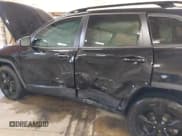 ✅ 2023 Jeep Cherokee Altitude Lux • VIN: 1C4PJMMB3PD106265 • Lot: 41492757. Wystawiony na IAAI z przebiegiem 25 270 mil. Bezpłatny archiwum sprzedaży aukcyjnych z USA i szczegółowy raport historii pojazdu na DreamBid. Zdjęcie 6.