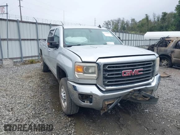 ✅ 2015 GMC Sierra 2500HD • VIN: 1GT11YE82FF603956 • Lot: 43396967. Wystawiony na IAAI z przebiegiem 328 940 mil. Bezpłatny archiwum sprzedaży aukcyjnych z USA i szczegółowy raport historii pojazdu na DreamBid. Zdjęcie 6.