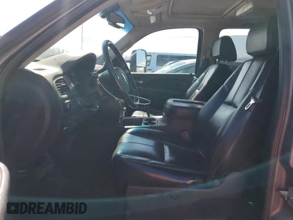 ✅ 2007 Chevrolet Silverado 2500HD 2LT • VIN: 1GCHK23K77F527420 • Lot: 48525815. Wystawiony na Copart z przebiegiem 253 826 mil. Bezpłatny archiwum sprzedaży aukcyjnych z USA i szczegółowy raport historii pojazdu na DreamBid. Zdjęcie 7.