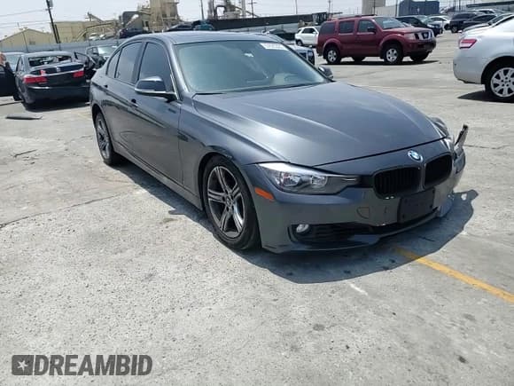 ✅ 2015 BMW 3 Series 328i • VIN: WBA3A5G5XFNS86943 • Lot: 57620325. Wystawiony na Copart z przebiegiem 154 165 mil. Bezpłatny archiwum sprzedaży aukcyjnych z USA i szczegółowy raport historii pojazdu na DreamBid. Zdjęcie 13.
