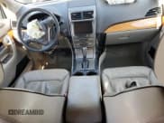 ✅ 2014 Lincoln MKX • VIN: 2LMDJ8JK6EBL10270 • Lot: 89815475. Wystawiony na Copart z przebiegiem 198 150 mil. Bezpłatny archiwum sprzedaży aukcyjnych z USA i szczegółowy raport historii pojazdu na DreamBid. Zdjęcie 8.