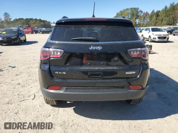 ✅ 2018 Jeep Compass Latitude • VIN: 3C4NJDBB6JT450779 • Lot: 82527675. Listed on Copart with 40,343 mi. Free auction sales archive from the USA and detailed vehicle history report at DreamBid. Image 6.