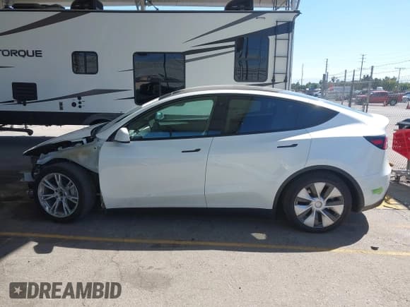 ✅ 2023 Tesla Model Y Long Range • VIN: 7SAYGDEE6PF713090 • Lot: 43176052. Wystawiony na IAAI z przebiegiem 35 053 mil. Bezpłatny archiwum sprzedaży aukcyjnych z USA i szczegółowy raport historii pojazdu na DreamBid. Zdjęcie 14.