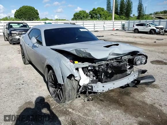 ✅ 2022 Dodge Challenger R/T Scat Pack Widebody • VIN: 2C3CDZFJ6NH100357 • Lot: 70644824. Wystawiony na Copart z przebiegiem 30 672 mil. Bezpłatny archiwum sprzedaży aukcyjnych z USA i szczegółowy raport historii pojazdu na DreamBid. Zdjęcie 11.