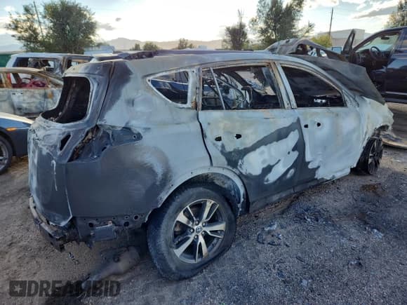 ✅ 2018 Toyota RAV4 XLE • VIN: 2T3RFREV2JW762483 • Лот: 85734425. Опубликован ранее на Copart с пробегом Не указан. Бесплатный доступ к архиву аукционных продаж из США и подробный отчёт об истории автомобиля на DreamBid. Изображение 3.