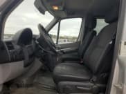 ✅ 2014 Mercedes-Benz Sprinter Passenger • VIN: WDZPE7DCXE5844571 • Lot: 82225595. Wystawiony na Copart z przebiegiem 160 689 mil. Bezpłatny archiwum sprzedaży aukcyjnych z USA i szczegółowy raport historii pojazdu na DreamBid. Zdjęcie 7.