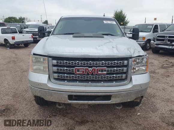 ✅ 2012 GMC Sierra 3500HD SLE • VIN: 1GT423C89CF231267 • Lot: 70217855. Wystawiony na Copart z przebiegiem 281 768 mil. Bezpłatny archiwum sprzedaży aukcyjnych z USA i szczegółowy raport historii pojazdu na DreamBid. Zdjęcie 5.