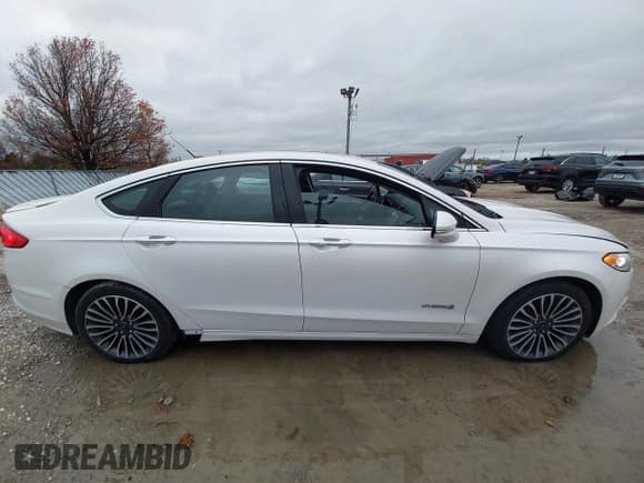 ✅ 2017 Ford Fusion Hybrid Platinum • VIN: 3FA6P0RU3HR262690 • Лот: 43792672. Опубликован ранее на IAAI с пробегом 255 421 миль. Бесплатный доступ к архиву аукционных продаж из США и подробный отчёт об истории автомобиля на DreamBid. Изображение 13.