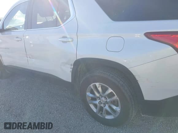 ✅ 2018 Chevrolet Traverse LT Cloth • VIN: 1GNEVGKW3JJ145795 • Lot: 43463439. Wystawiony na IAAI z przebiegiem 105 619 mil. Bezpłatny archiwum sprzedaży aukcyjnych z USA i szczegółowy raport historii pojazdu na DreamBid. Zdjęcie 17.