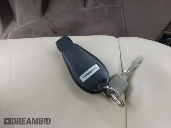 ✅ 2010 Chrysler Town & Country Limited • VIN: 2A4RR7DX2AR322606 • Lot: 42181467. Wystawiony na IAAI z przebiegiem 107 991 mil. Bezpłatny archiwum sprzedaży aukcyjnych z USA i szczegółowy raport historii pojazdu na DreamBid. Zdjęcie 11.