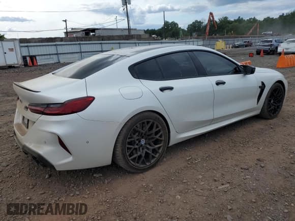 ✅ 2022 BMW M8 Competition • VIN: WBSGV0C02NCG77628 • Lot: 63987104. Wystawiony na Copart z przebiegiem 27 711 mil. Bezpłatny archiwum sprzedaży aukcyjnych z USA i szczegółowy raport historii pojazdu na DreamBid. Zdjęcie 3.