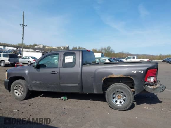 ✅ 2011 Chevrolet Silverado 1500 LS • VIN: 1GCRKREA5BZ130541 • Lot: 42062328. Listed on IAAI with 181,175 mi. Free auction sales archive from the USA and detailed vehicle history report at DreamBid. Image 14.