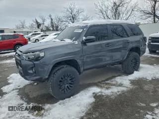 ✅ 2023 Toyota 4Runner SR5 • VIN: JTEMU5JR0P6167719 • Лот: 94690415. Опубликован ранее на Copart с пробегом 24 431 миль. Бесплатный доступ к архиву аукционных продаж из США и подробный отчёт об истории автомобиля на DreamBid. Изображение 1.