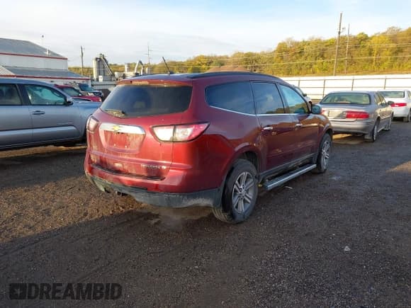 ✅ 2015 Chevrolet Traverse LT • VIN: 1GNKRHKD9FJ102047 • Lot: 43543491. Wystawiony na IAAI z przebiegiem 233 086 mil. Bezpłatny archiwum sprzedaży aukcyjnych z USA i szczegółowy raport historii pojazdu na DreamBid. Zdjęcie 4.