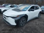 ✅ 2025 Toyota bZ4X XLE • VIN: JTMAAAAA1SA071171 • Лот: 43669190. Опубликован ранее на IAAI с пробегом 728 миль. Бесплатный доступ к архиву аукционных продаж из США и подробный отчёт об истории автомобиля на DreamBid. Изображение 2.