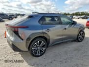 ✅ 2024 Toyota bZ4X XLE • VIN: JTMABACA9RA055045 • Lot: 92035805. Wystawiony na Copart z przebiegiem 10 335 mil. Bezpłatny archiwum sprzedaży aukcyjnych z USA i szczegółowy raport historii pojazdu na DreamBid. Zdjęcie 3.