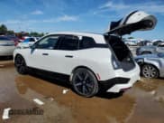 ✅ 2023 BMW iX xDrive50 • VIN: WB523CF06PCM57828 • Lot: 61883924. Wystawiony na Copart z przebiegiem 11 225 mil. Bezpłatny archiwum sprzedaży aukcyjnych z USA i szczegółowy raport historii pojazdu na DreamBid. Zdjęcie 2.