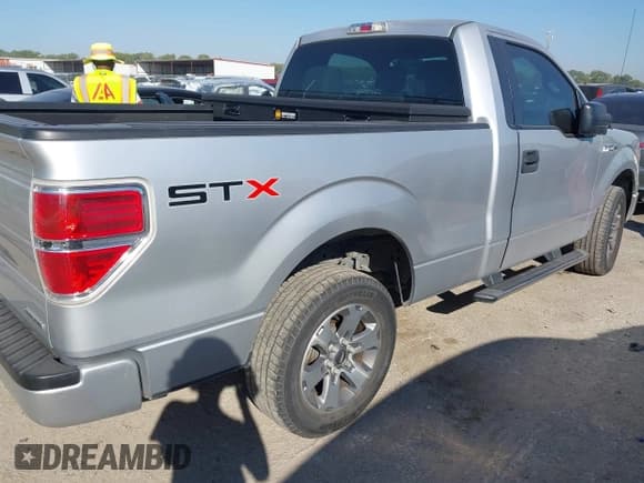✅ 2012 Ford F-150 XL • VIN: 1FTMF1CF7CFC54893 • Lot: 43383230. Wystawiony na IAAI z przebiegiem 180 843 mil. Bezpłatny archiwum sprzedaży aukcyjnych z USA i szczegółowy raport historii pojazdu na DreamBid. Zdjęcie 4.