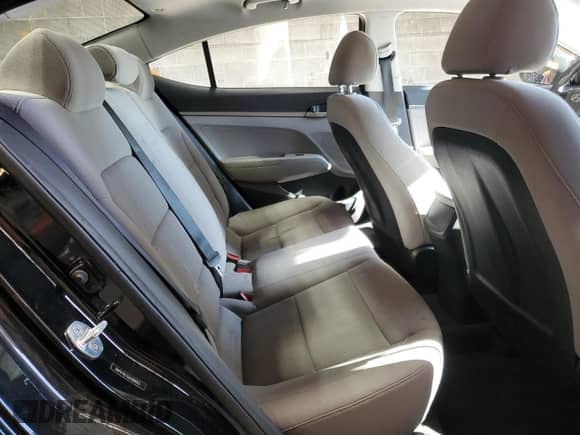 2018 Hyundai Elantra SE z VIN 5NPD74LFXJH368503, wystawiony jako Copart lot #82772435 z przebiegiem 62 678 mil mil oraz Szkoda całkowita • Salvage title. Historia ofert i sprzedaży dostępna na DreamBid. Obrazek 10.