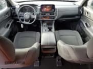 ✅ 2025 Nissan Pathfinder S • VIN: 5N1DR3AAXSC227922 • Lot: 93478795. Wystawiony na Copart z przebiegiem 20 483 mil. Bezpłatny archiwum sprzedaży aukcyjnych z USA i szczegółowy raport historii pojazdu na DreamBid. Zdjęcie 8.