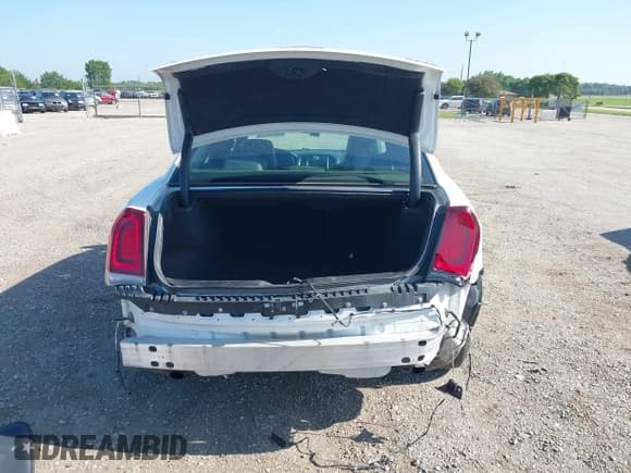 ✅ 2019 Chrysler 300 S • VIN: 2C3CCAGG3KH586189 • Lot: 42567627. Wystawiony na IAAI z przebiegiem 88 882 mil. Bezpłatny archiwum sprzedaży aukcyjnych z USA i szczegółowy raport historii pojazdu na DreamBid. Zdjęcie 17.