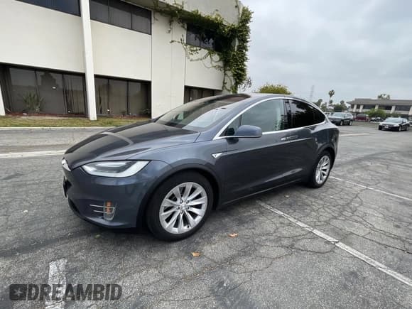 ✅ 2016 Tesla Model X 70D • VIN: 5YJXCAE2XGF019835 • Lot: 61063005. Wystawiony na Copart z przebiegiem 142 707 mil. Bezpłatny archiwum sprzedaży aukcyjnych z USA i szczegółowy raport historii pojazdu na DreamBid. Zdjęcie 2.