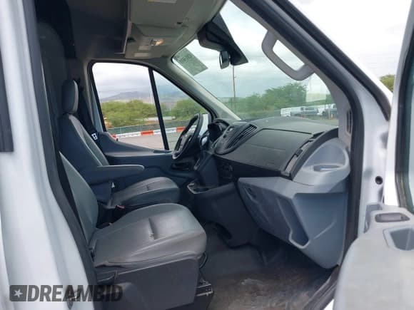 ✅ 2019 Ford Transit • VIN: 1FTYR2CM8KKB76756 • Lot: 42015010. Wystawiony na IAAI z przebiegiem 97 250 mil. Bezpłatny archiwum sprzedaży aukcyjnych z USA i szczegółowy raport historii pojazdu na DreamBid. Zdjęcie 5.
