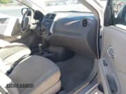 ✅ 2013 Nissan Versa S Plus • VIN: 3N1CN7AP1DL870189 • Lot: 42853776. Wystawiony na IAAI z przebiegiem 68 403 mil. Bezpłatny archiwum sprzedaży aukcyjnych z USA i szczegółowy raport historii pojazdu na DreamBid. Zdjęcie 5.