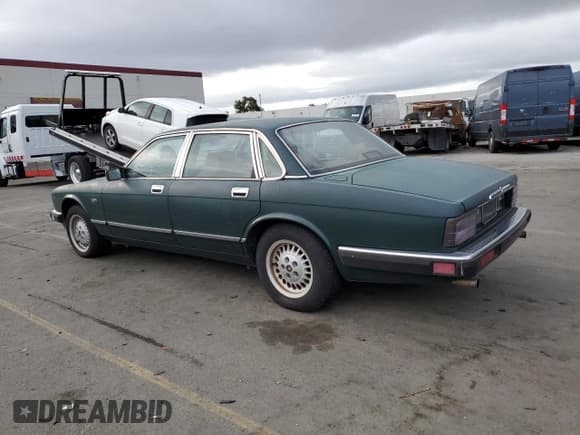 ✅ 1990 Jaguar XJ • VIN: SAJHY1742LC611694 • Lot: 81201974. Listed on Copart with 180,031 mi. Free auction sales archive from the USA and detailed vehicle history report at DreamBid. Image 2.