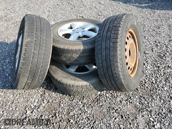 2009 Hyundai Santa Fe GL z VIN 5NMSG73E19H270968, wystawiony jako Copart lot #71079324 z przebiegiem 228 511 mil mil oraz Czysty tytuł • Clean title. Historia ofert i sprzedaży dostępna na DreamBid. Obrazek 13.