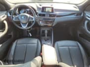 ✅ 2019 BMW X1 sDrive28i • VIN: WBXHU7C57K5L11781 • Lot: 84984175. Wystawiony na Copart z przebiegiem 96 925 mil. Bezpłatny archiwum sprzedaży aukcyjnych z USA i szczegółowy raport historii pojazdu na DreamBid. Zdjęcie 8.