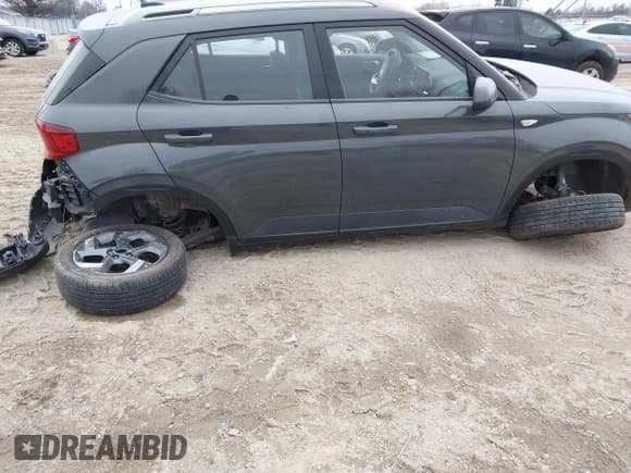 ✅ 2024 Hyundai Venue SEL • VIN: KMHRC8A33RU303667 • Lot: 41493871. Listed on IAAI with 12,725 mi. Free auction sales archive from the USA and detailed vehicle history report at DreamBid. Image 6.