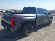 ✅ 2025 Toyota Tundra Limited Hybrid • VIN: 5TFWC5DB1SX102265 • Lot: 42944142. Wystawiony na IAAI z przebiegiem 2 940 mil. Bezpłatny archiwum sprzedaży aukcyjnych z USA i szczegółowy raport historii pojazdu na DreamBid. Zdjęcie 4.