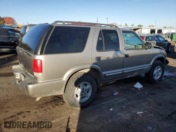 2000 Chevrolet Blazer LS z VIN 1GNDT13W7Y2221505, wystawiony jako Copart lot #78797974 z przebiegiem 149 678 mil mil oraz Nie do naprawy • Non repairable. Historia ofert i sprzedaży dostępna na DreamBid. Obrazek 3.