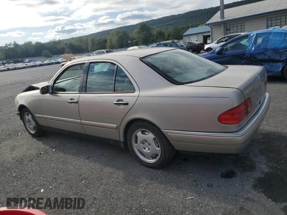 ✅ 1998 Mercedes-Benz E • VIN: WDBJF70F4WA697125 • Lot: 80075035. Wystawiony na Copart z przebiegiem 134 039 mil. Bezpłatny archiwum sprzedaży aukcyjnych z USA i szczegółowy raport historii pojazdu na DreamBid. Zdjęcie 2.